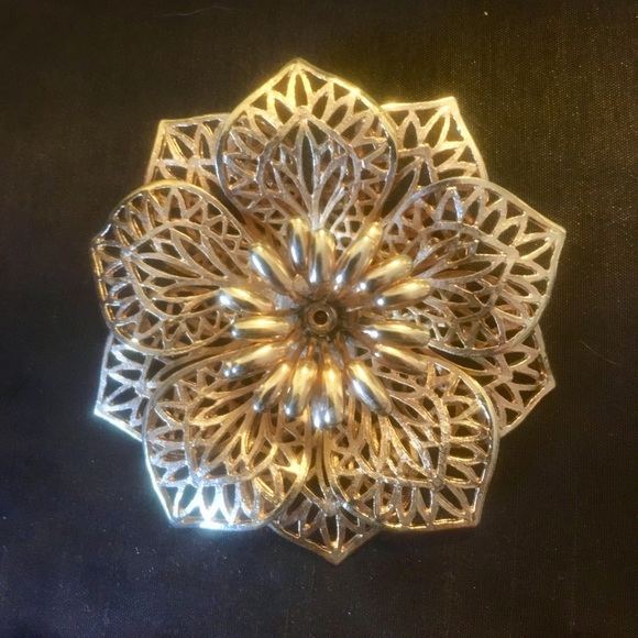 Cutout Gold Flower Daisy Brooch Pin- costume - Picture 3 of 6